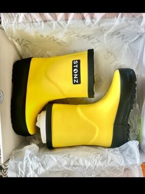 STONZ Toddler Rainboots, wide toe box, real natural tree rubber! Size 4
